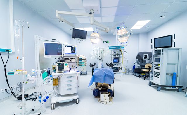 Clean operating theatre with integrated lighting and clinical services