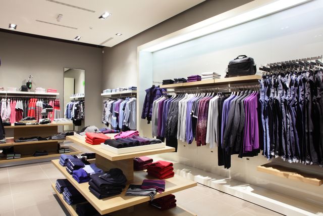 Fashion store with central display islands, bright lighting and clear circulation routes